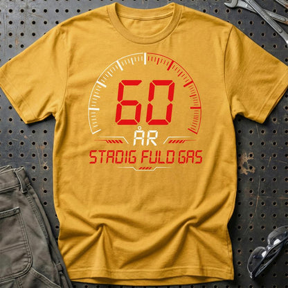 60 År Fuld Gas T-shirt – Sjov 60-års Fødselsdagsgave til Bilfan - Unisex T-Shirt , Bomuld-Beklædning-Garage Culture-Guld-S-Garage Culture Shop- garage - man cave - merchandise