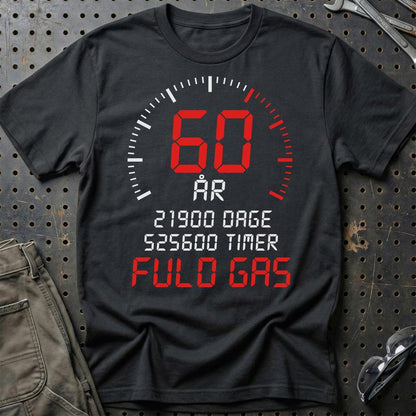 60 År Fuld Gas T-shirt – Sjov 60-års Fødselsdagsgave til Bilfan - Unisex T-Shirt , Bomuld-Beklædning-Garage Culture-Sort-S-Garage Culture Shop- garage - man cave - merchandise