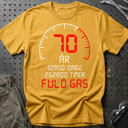 70 År Fuld Gas T-shirt – Sjov 70-års Fødselsdagsgave til Bilfan - Unisex T-Shirt , Bomuld-Beklædning-Garage Culture-Guld-S-Garage Culture Shop- garage - man cave - merchandise