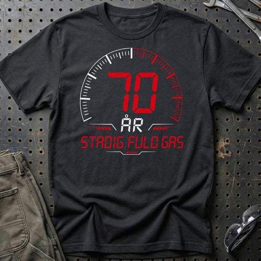 70 År Fuld Gas T-shirt – Sjov 70-års Fødselsdagsgave til Bilfan - Unisex T-Shirt , Bomuld-Beklædning-Garage Culture-Sort-S-Garage Culture Shop- garage - man cave - merchandise