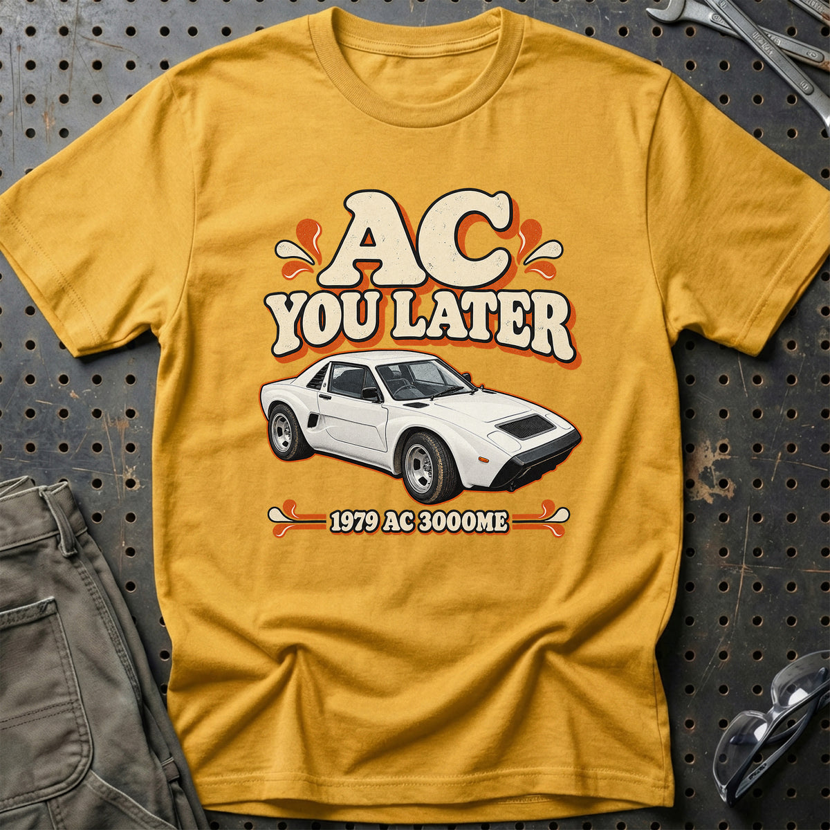 
AC 3000ME 1979 – AC You Later T-Shirt – Guld
