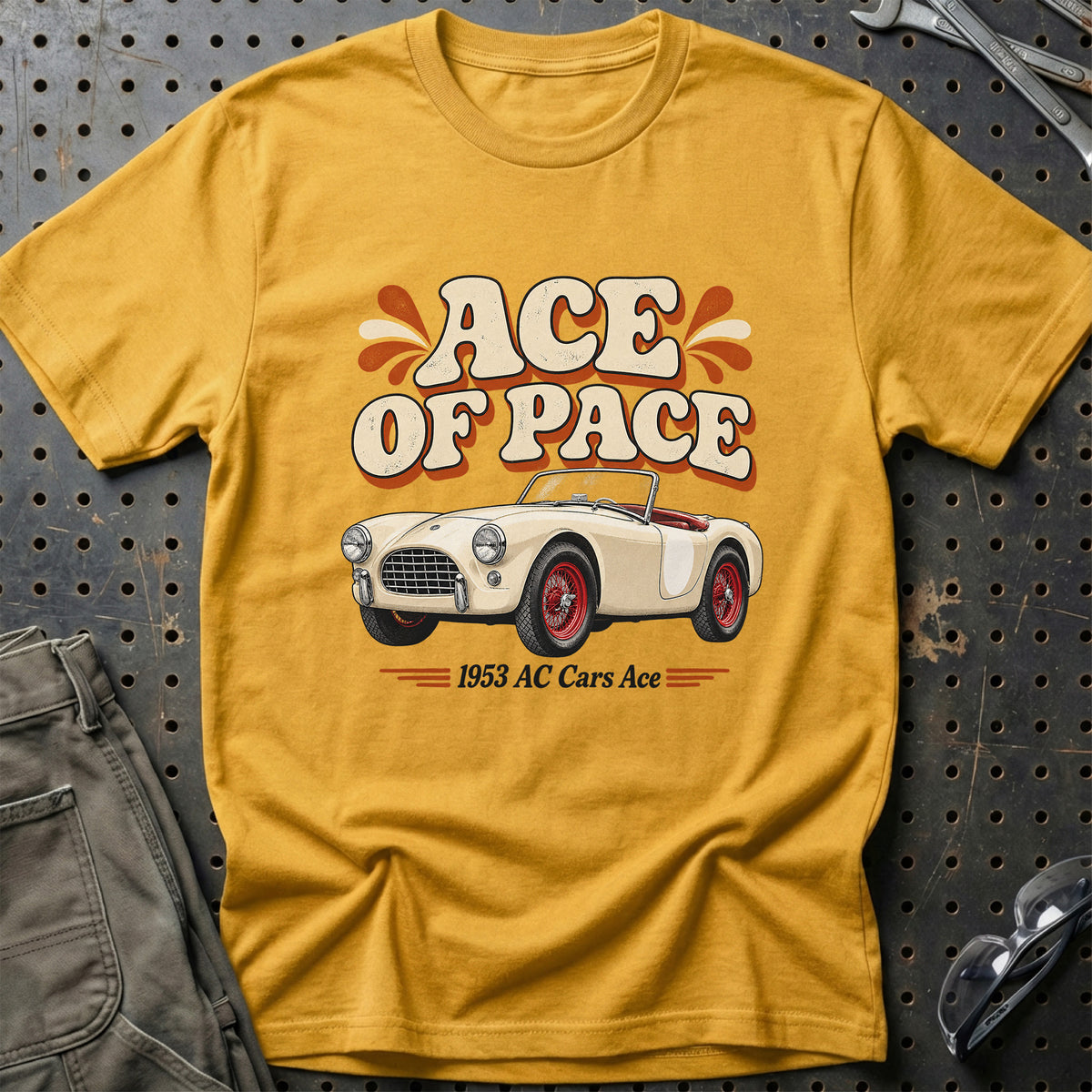 
AC Cars Ace 1953 – Ace of Pace T-Shirt – Guld