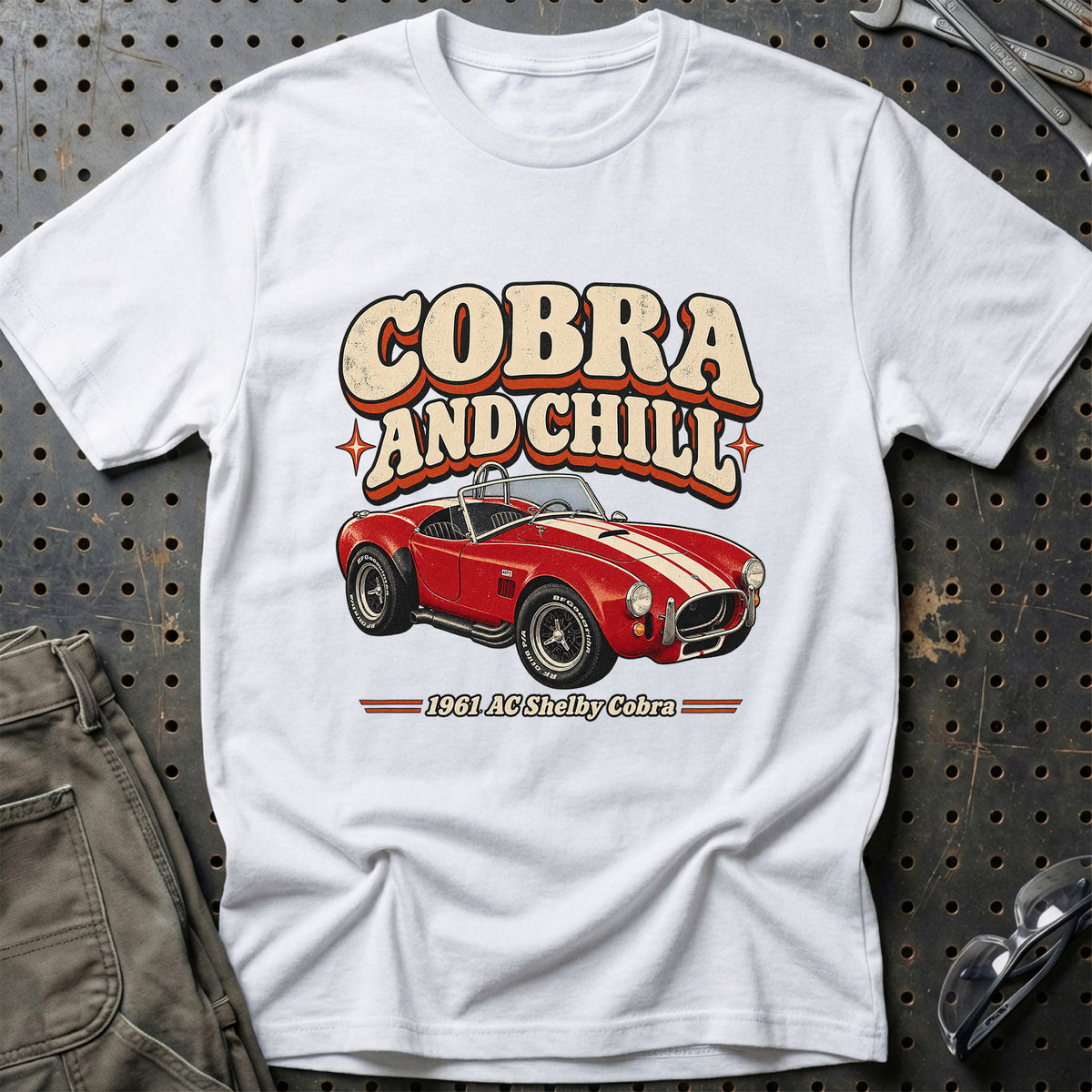 
AC Shelby Cobra 1961 – Cobra and Chill T-Shirt – Hvid