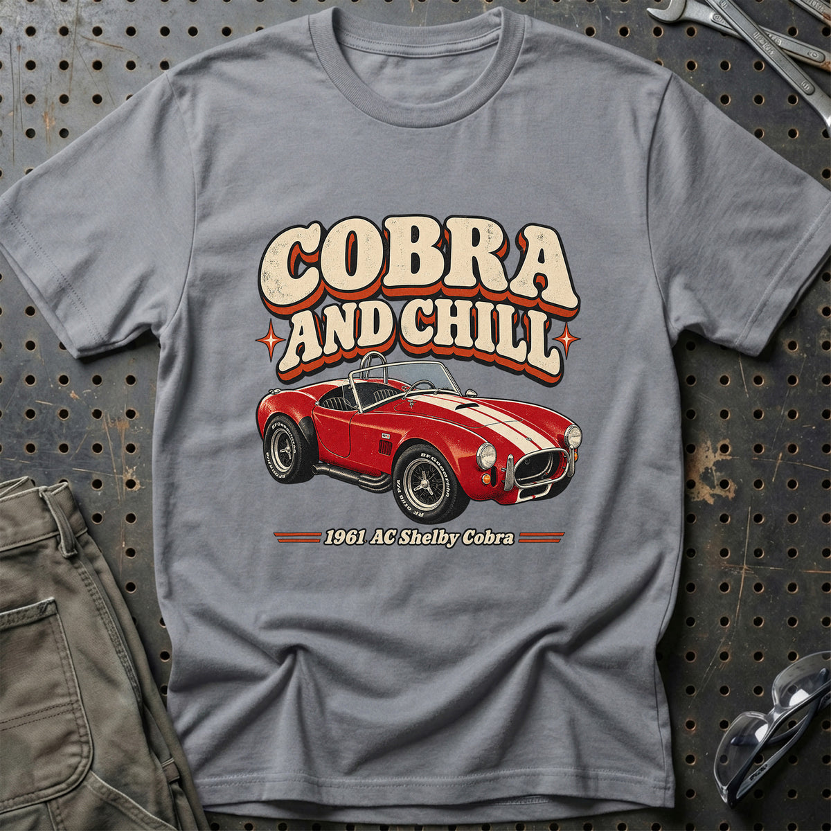 
AC Shelby Cobra 1961 – Cobra and Chill T-Shirt – Grå Sport