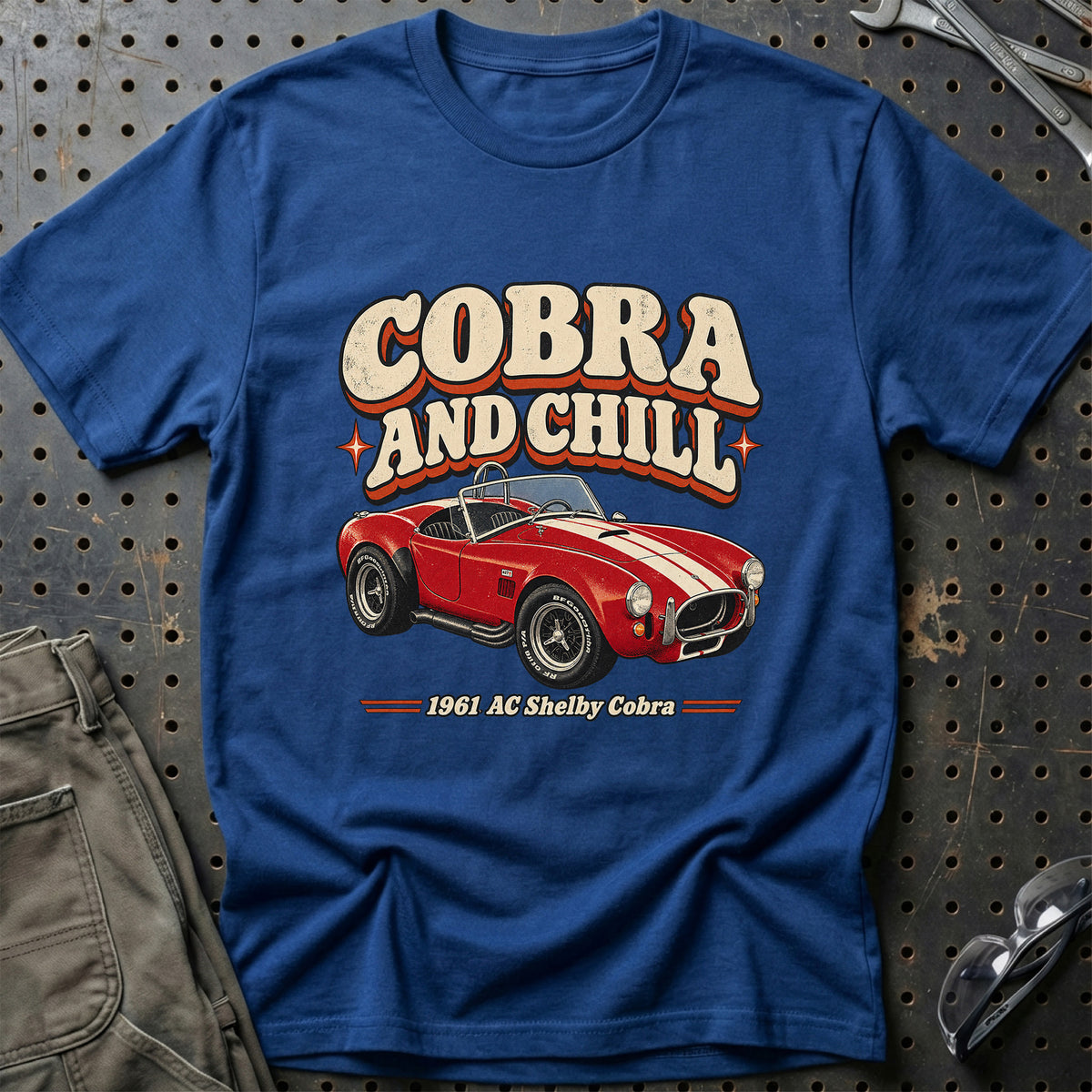 
AC Shelby Cobra 1961 – Cobra and Chill T-Shirt – Blå Royal