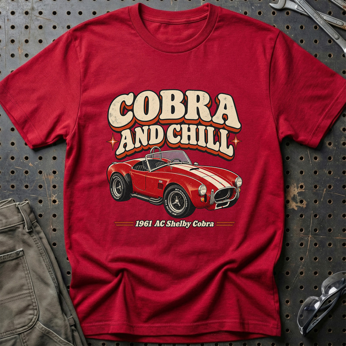 
AC Shelby Cobra 1961 – Cobra and Chill T-Shirt – Rød