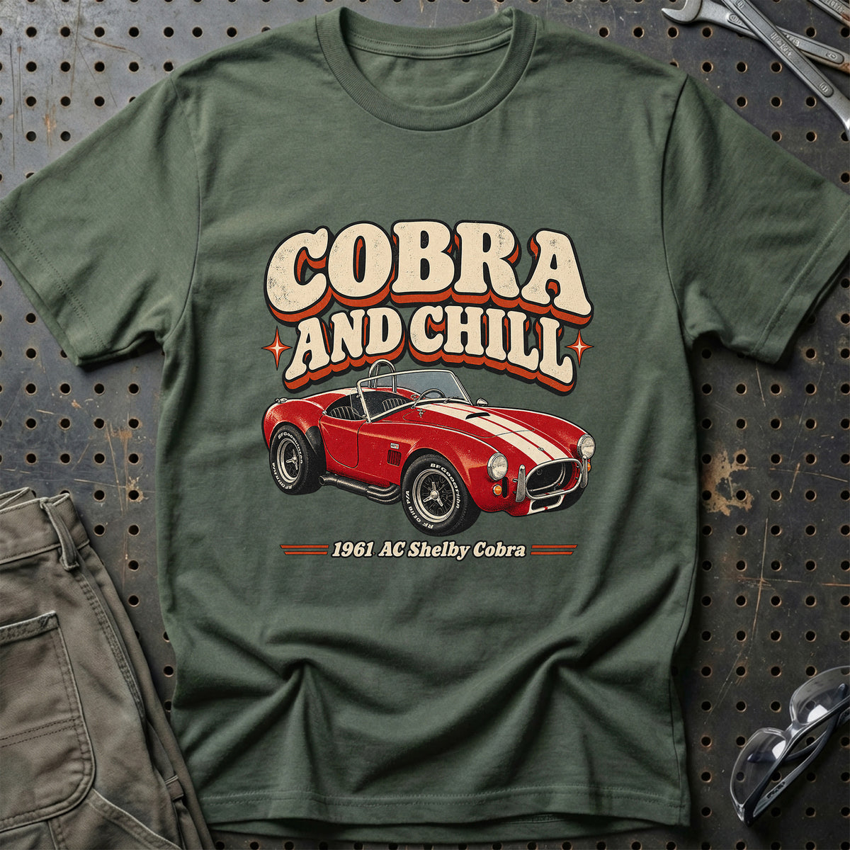 
AC Shelby Cobra 1961 – Cobra and Chill T-Shirt – Grøn Militær