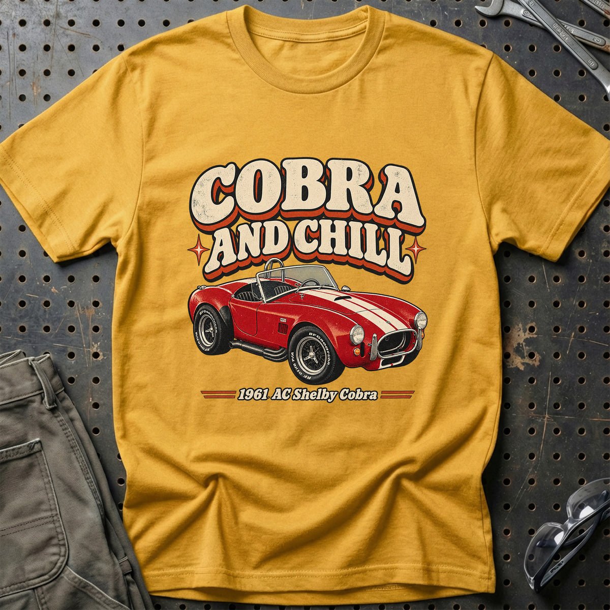 
AC Shelby Cobra 1961 – Cobra and Chill T-Shirt – Guld