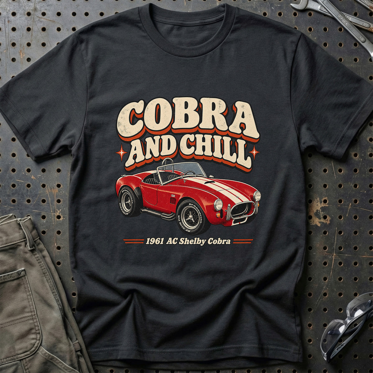 
AC Shelby Cobra 1961 – Cobra and Chill T-Shirt – Sort