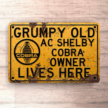 AC Shelby Grumpy Old Cougar Owner Lives Here Skilte, Musemåtte, Dørmåtte-Skilte-AC-Garage Culture Shop- garage - man cave - merchandise