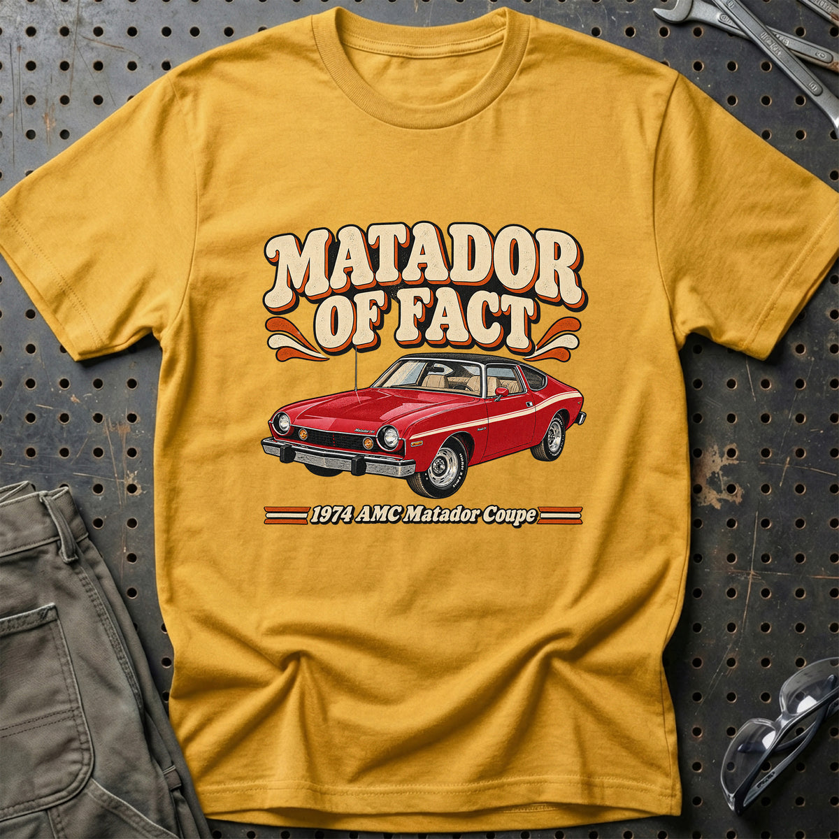 
AMC Matador Coupe 1974 – Matador of Fact T-Shirt – Guld