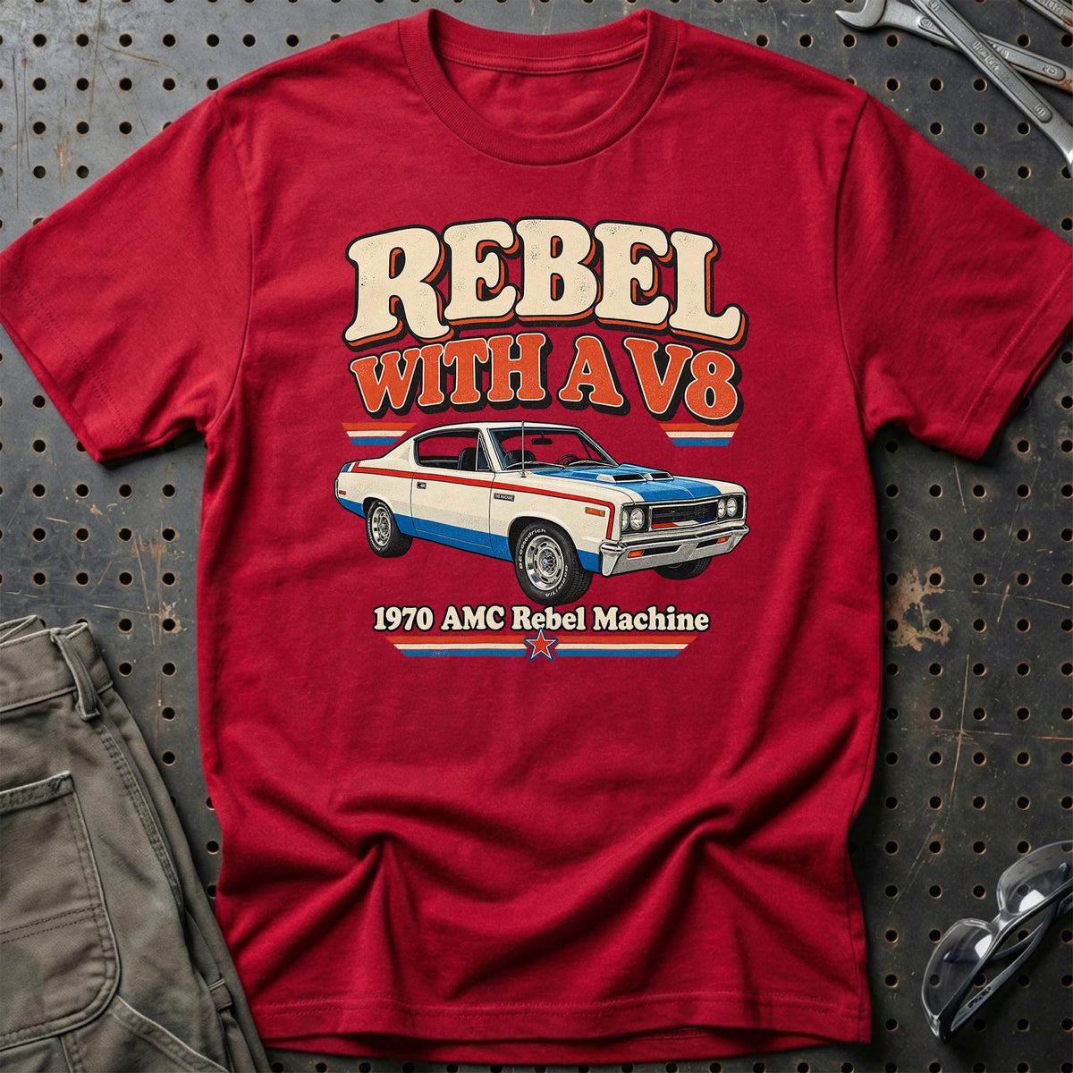 
AMC Rebel Machine 1970 – Rebel with a V8 T-Shirt – Rød