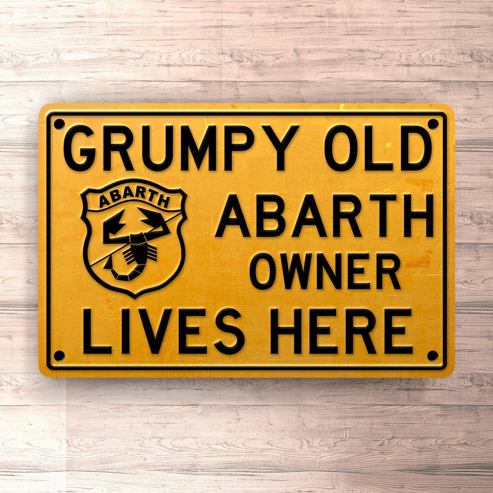 Abarth Grumpy Old Abarth Owner Lives Here Skilte, Musemåtte, Dørmåtte , Plakat-Skilte-Abarth-Garage Culture Shop- garage - man cave - merchandise