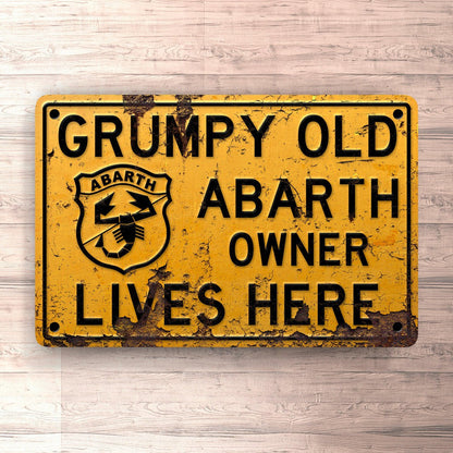 Abarth Grumpy Old Abarth Owner Lives Here Skilte, Musemåtte, Dørmåtte , Plakat-Skilte-Abarth-Garage Culture Shop- garage - man cave - merchandise