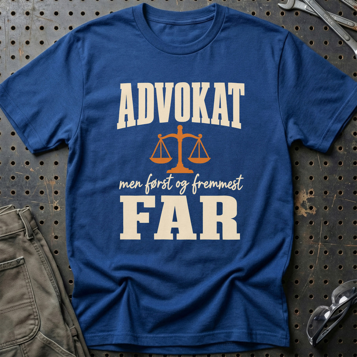 
Advokat – Men først og fremmest far – Unisex T-Shirt – Blå Royal