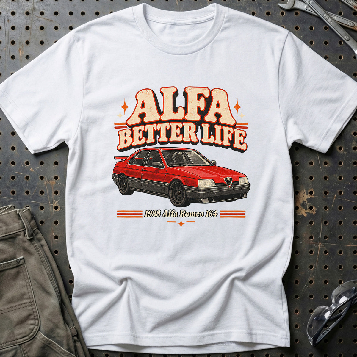 
Alfa Romeo 164 1988 – Alfa Better Life T-Shirt – Hvid