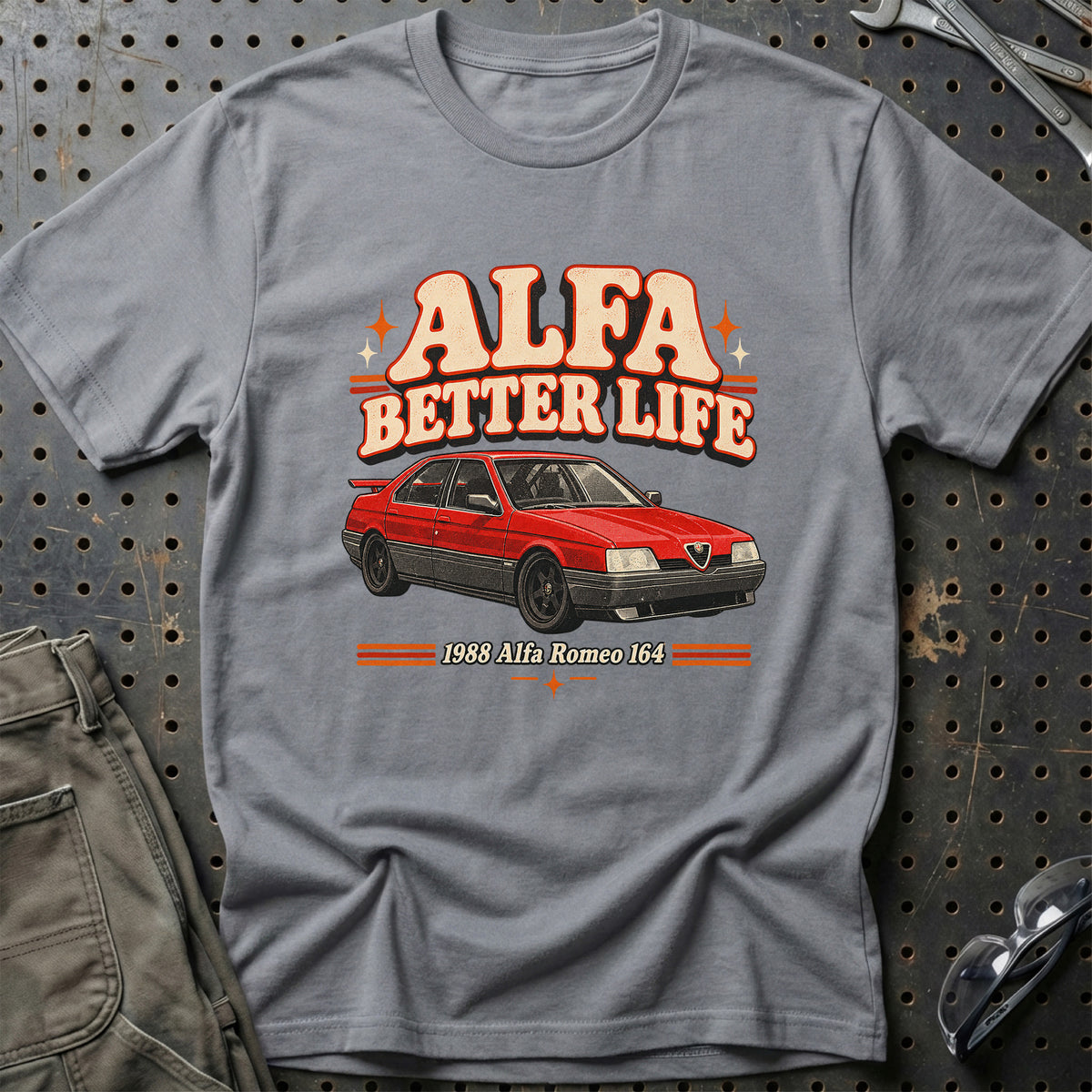 
Alfa Romeo 164 1988 – Alfa Better Life T-Shirt – Grå Sport