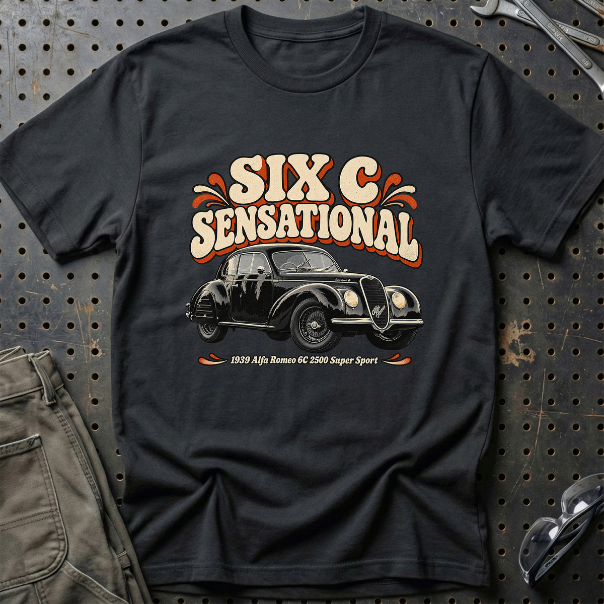 
Alfa Romeo 6C 2500 Super Sport 1939 – Six C Sensational T-Shirt – Sort