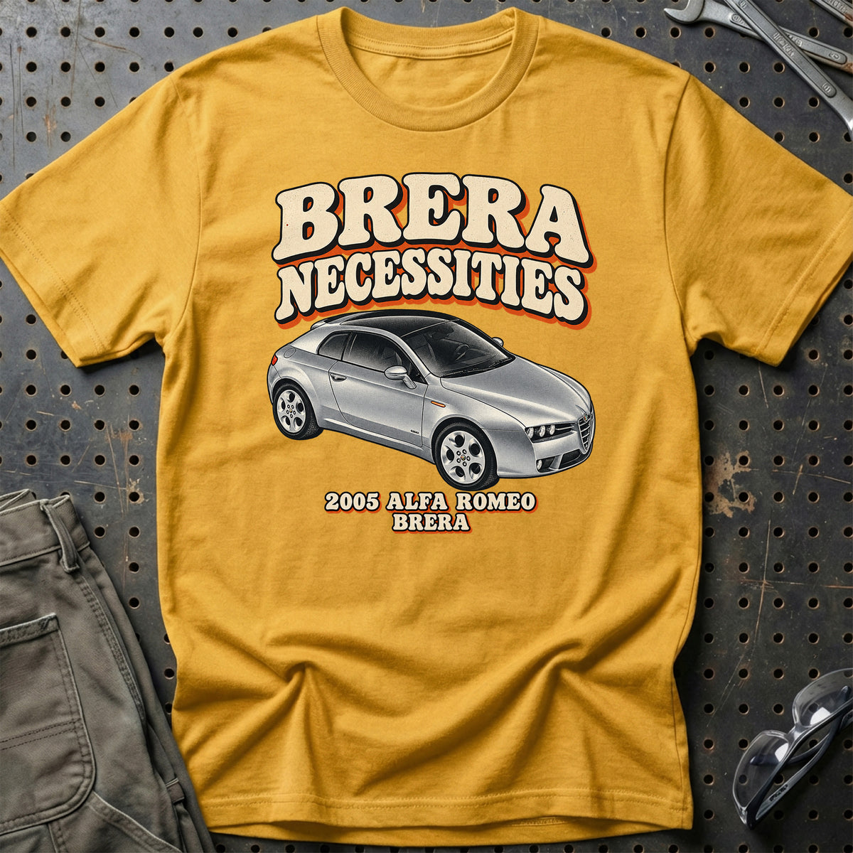
Alfa Romeo Brera 2005 – Brera Necessities T-Shirt – Guld