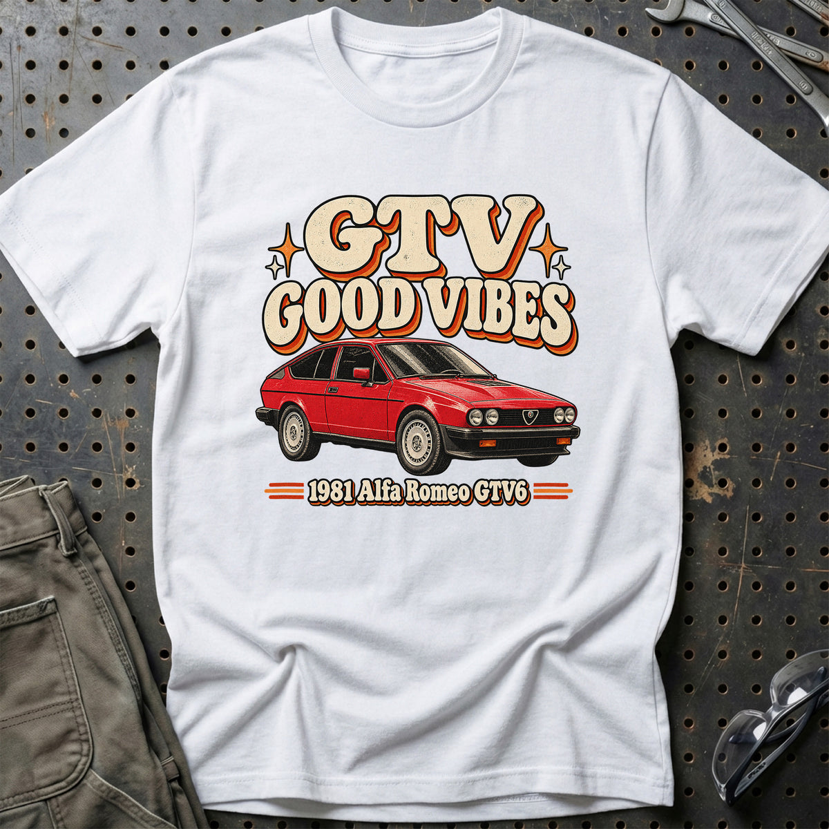 
Alfa Romeo GTV6 1981 – GTV Good Vibes T-Shirt – Hvid