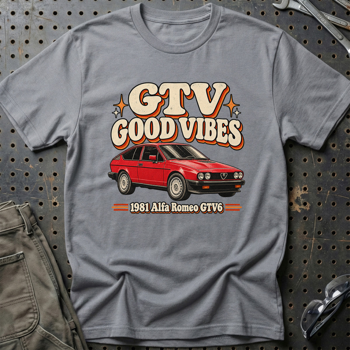 
Alfa Romeo GTV6 1981 – GTV Good Vibes T-Shirt – Grå Sport