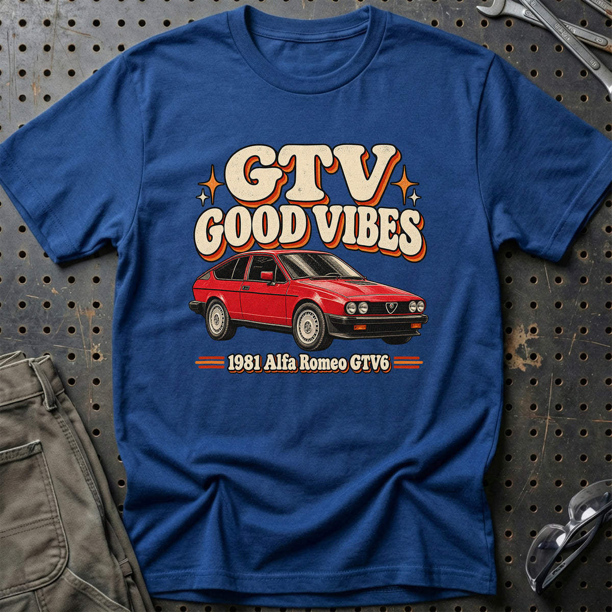 
Alfa Romeo GTV6 1981 – GTV Good Vibes T-Shirt – Blå Royal