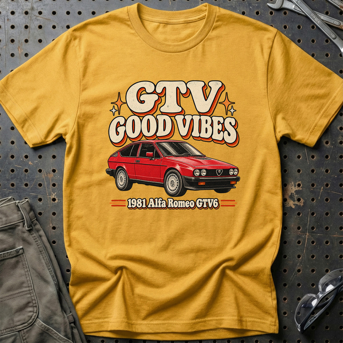
Alfa Romeo GTV6 1981 – GTV Good Vibes T-Shirt – Guld