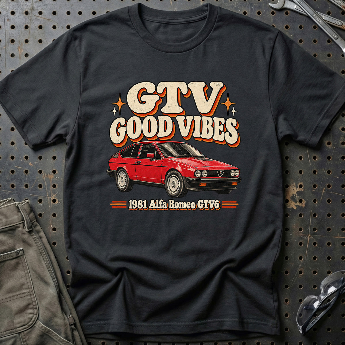
Alfa Romeo GTV6 1981 – GTV Good Vibes T-Shirt – Sort
