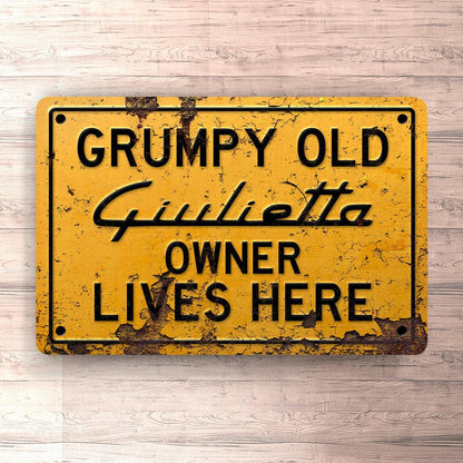Alfa Romeo Grumpy Old Alfa Romeo Giulietta Owner Lives Here Skilte, Musemåtte, Dørmåtte-Skilte-Alfa Romeo-Garage Culture Shop- garage - man cave - merchandise