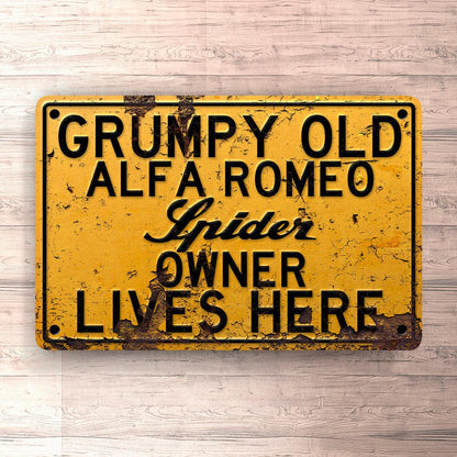 Alfa Romeo Grumpy Old Alfa Romeo Spider Owner Lives Here Skilte, Musemåtte, Dørmåtte-Skilte-Alfa Romeo-Garage Culture Shop- garage - man cave - merchandise
