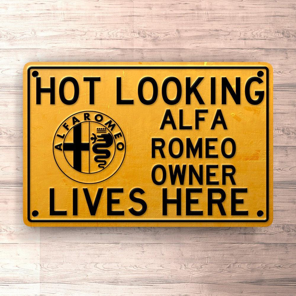 Alfa Romeo Hot Looking Alfa Romeo Owner Lives Here Skilte, Musemåtte, Dørmåtte-Skilte-Alfa Romeo-Garage Culture Shop- garage - man cave - merchandise
