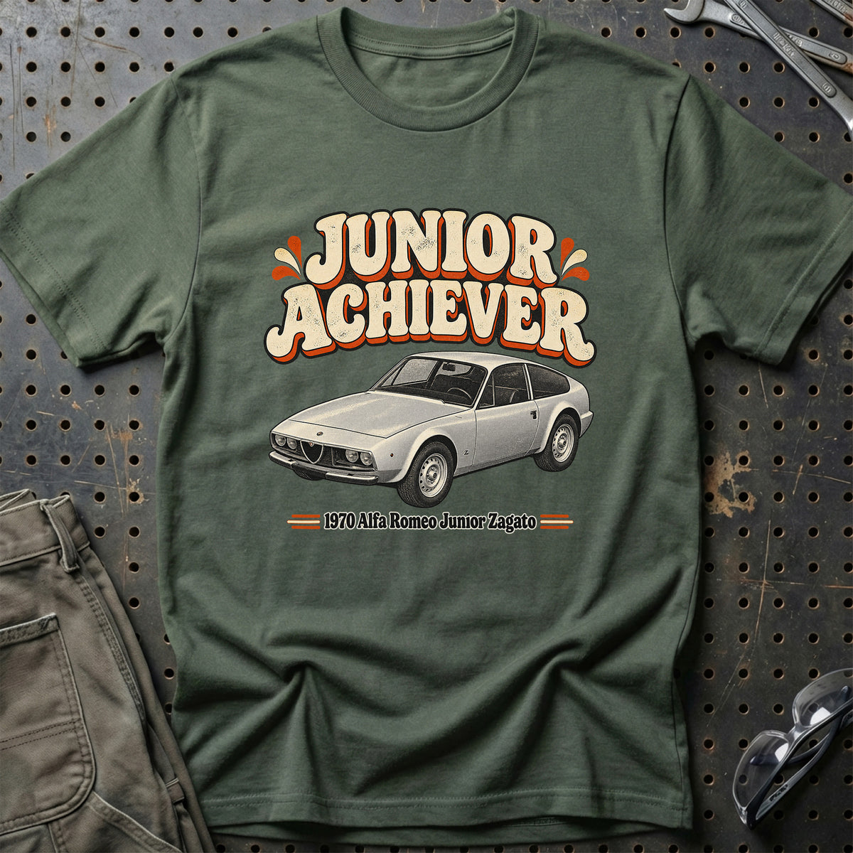 
Alfa Romeo Junior Zagato 1970 – Junior Achiever T-Shirt – Grøn Militær
