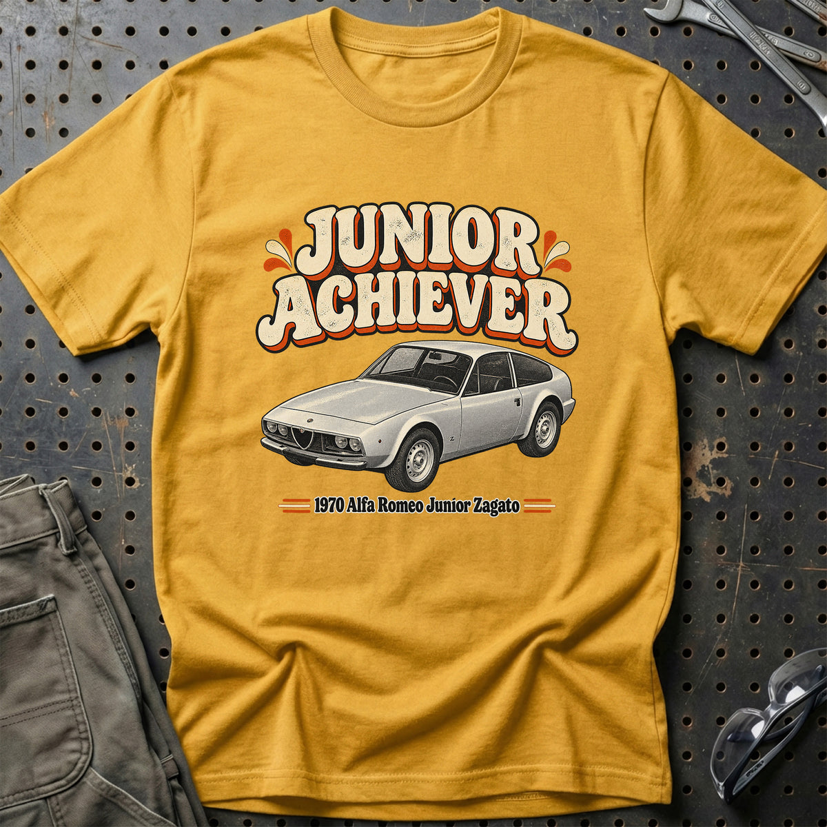 
Alfa Romeo Junior Zagato 1970 – Junior Achiever T-Shirt – Guld