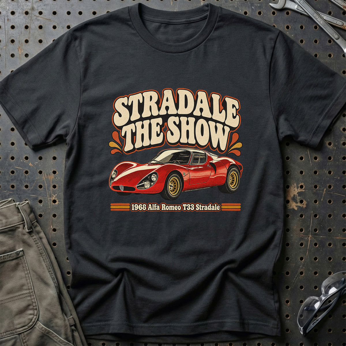 
Alfa Romeo T33 Stradale 1968 – Stradale the Show T-Shirt – Sort