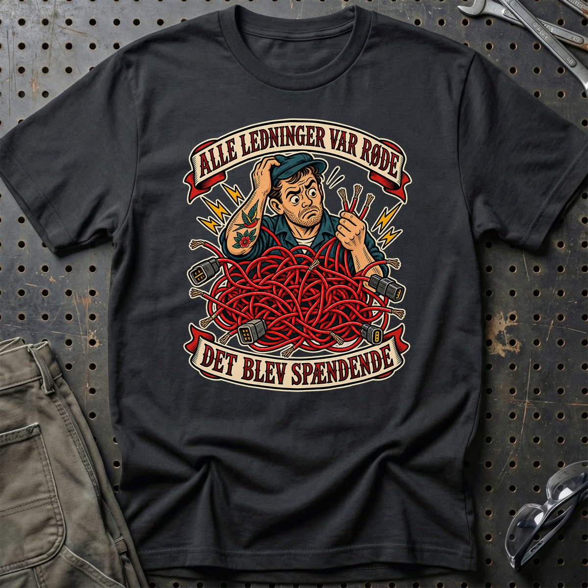 
Alle ledninger var røde – Det blev spændende – Unisex T-Shirt – Sort