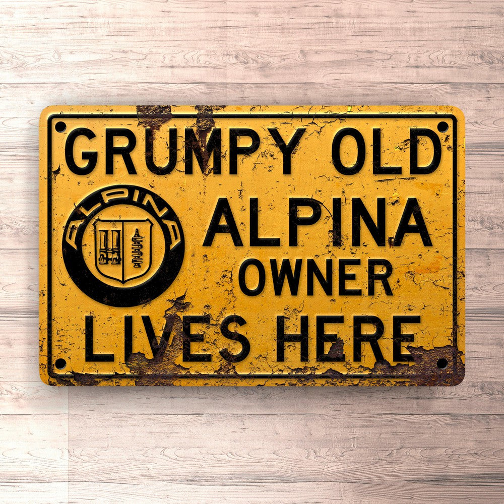 Alpina Grumpy Old Alpina Owner Lives Here Skilte, Musemåtte, Dørmåtte , Plakat-Skilte-Alpina-Garage Culture Shop- garage - man cave - merchandise