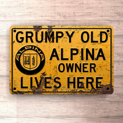 Alpina Grumpy Old Alpina Owner Lives Here Skilte, Musemåtte, Dørmåtte , Plakat-Skilte-Alpina-Garage Culture Shop- garage - man cave - merchandise
