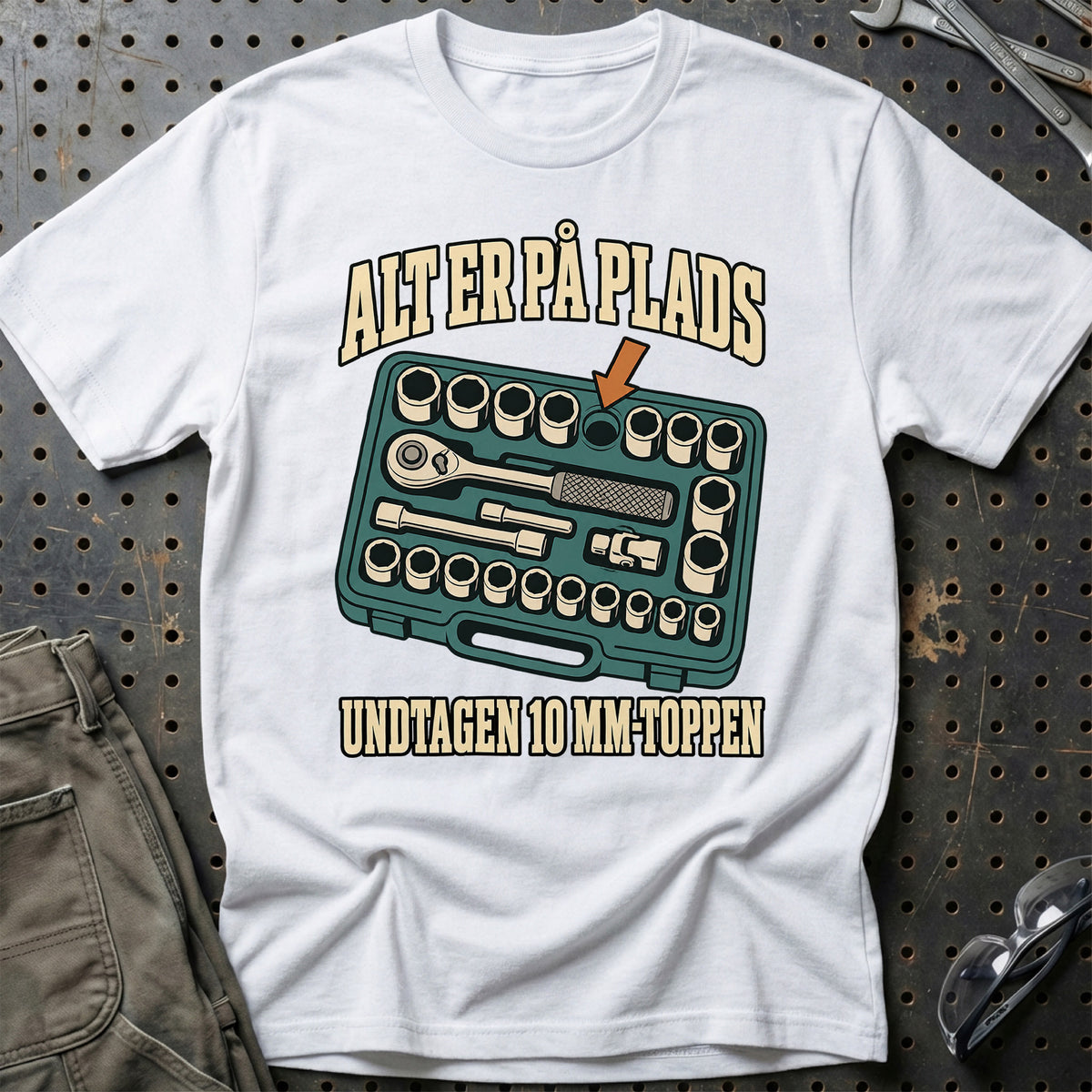 
Alt er på plads – Undtagen 10 mm-toppen T-Shirt – Hvid