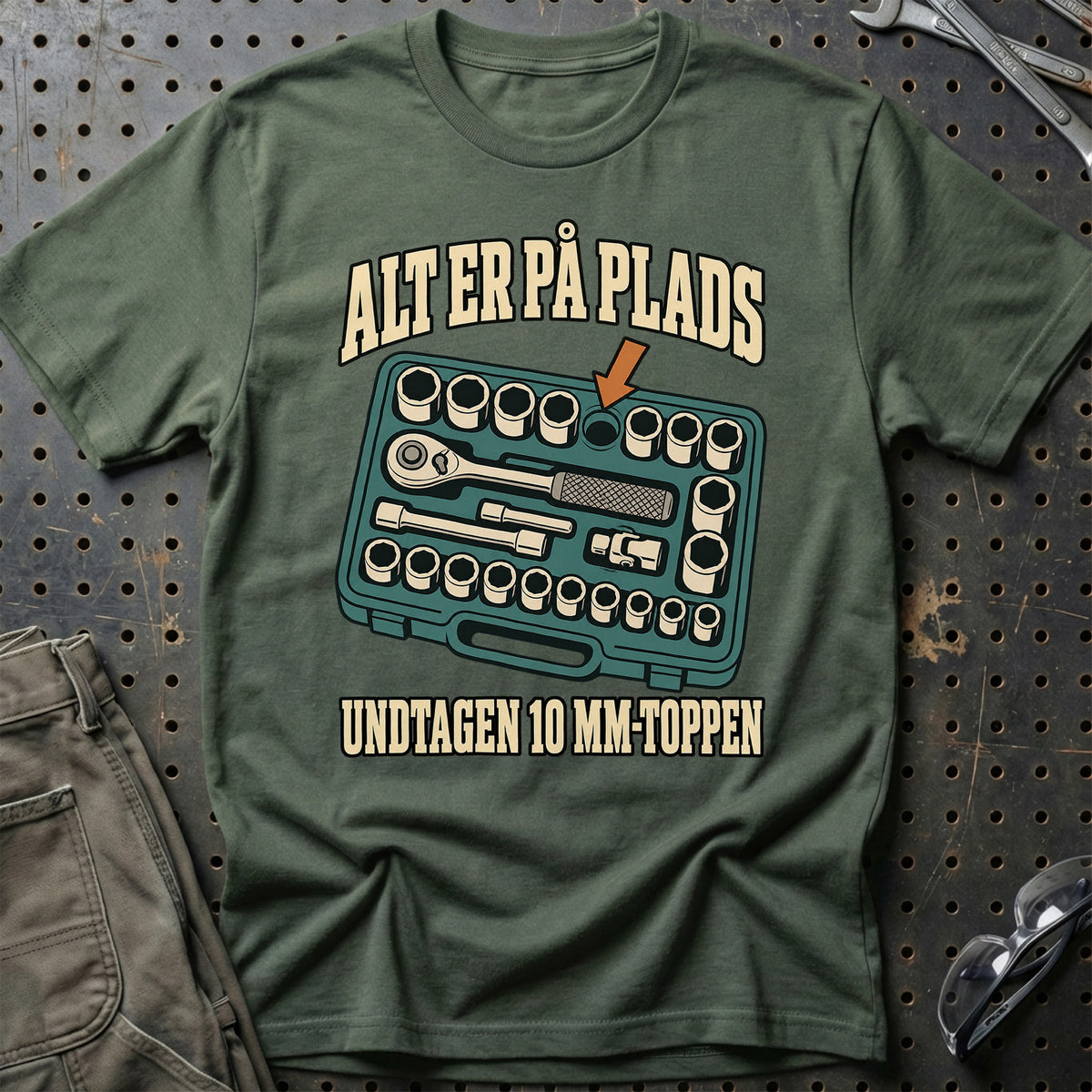 
Alt er på plads – Undtagen 10 mm-toppen T-Shirt – Grøn Militær