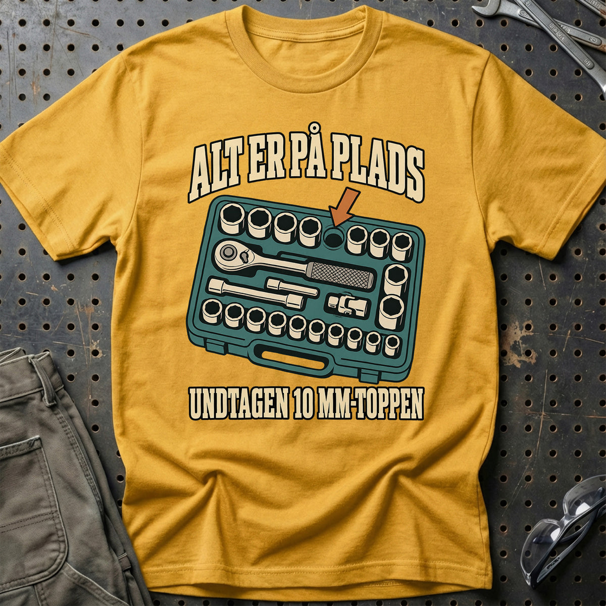 
Alt er på plads – Undtagen 10 mm-toppen T-Shirt – Guld