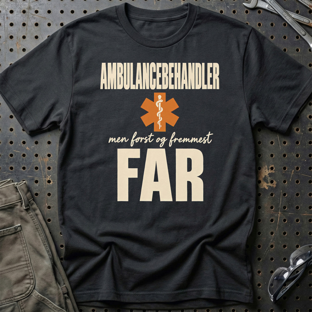 
Produktbillede af Ambulancebehandler – Men Først Og Fremmest Far T-Shirt