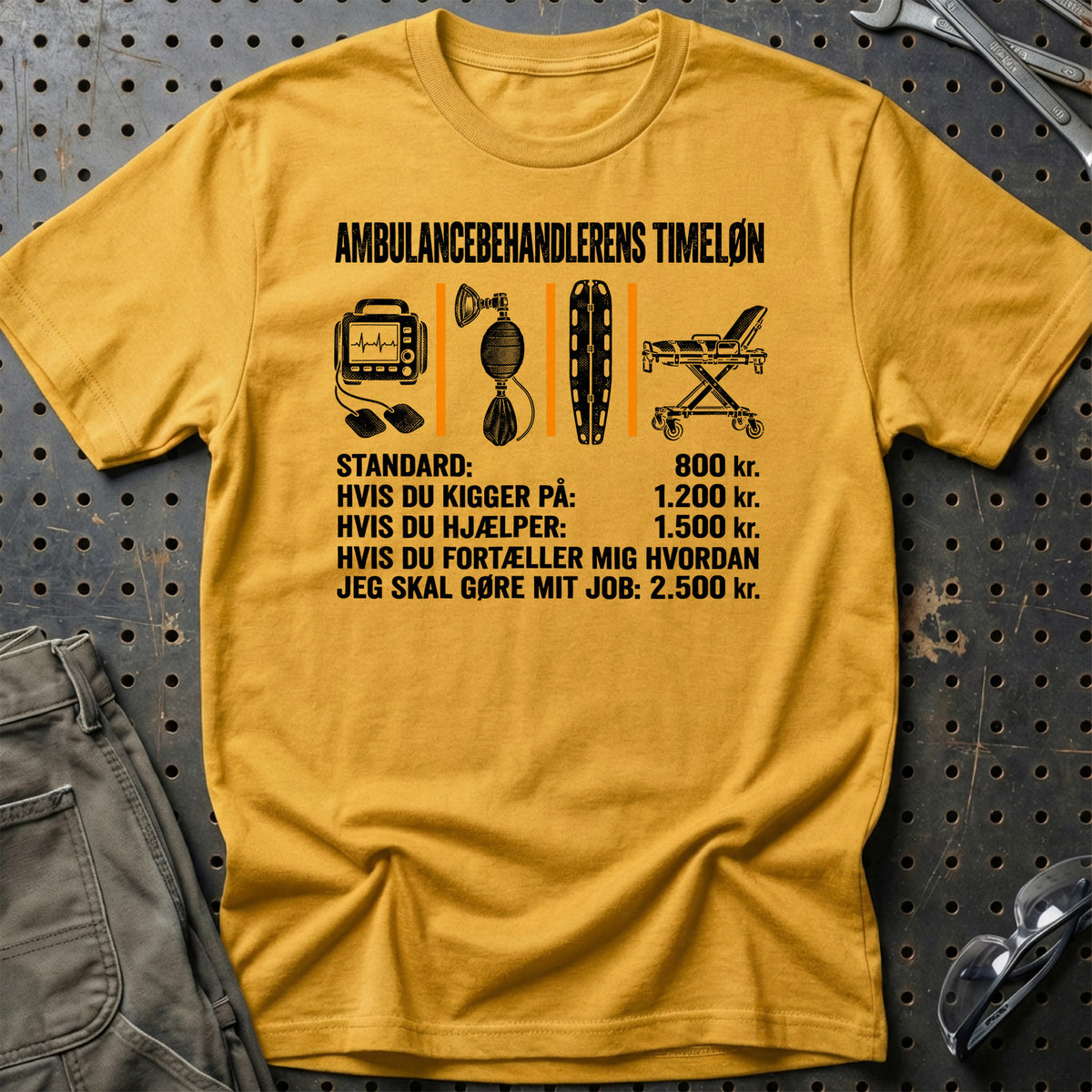 
Produktbillede af Ambulancebehandlerens Timeløn T-Shirt