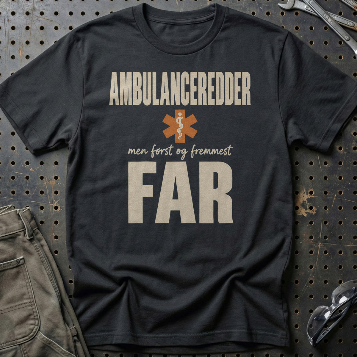
Produktbillede af Ambulanceredder – Men Først Og Fremmest Far T-Shirt
