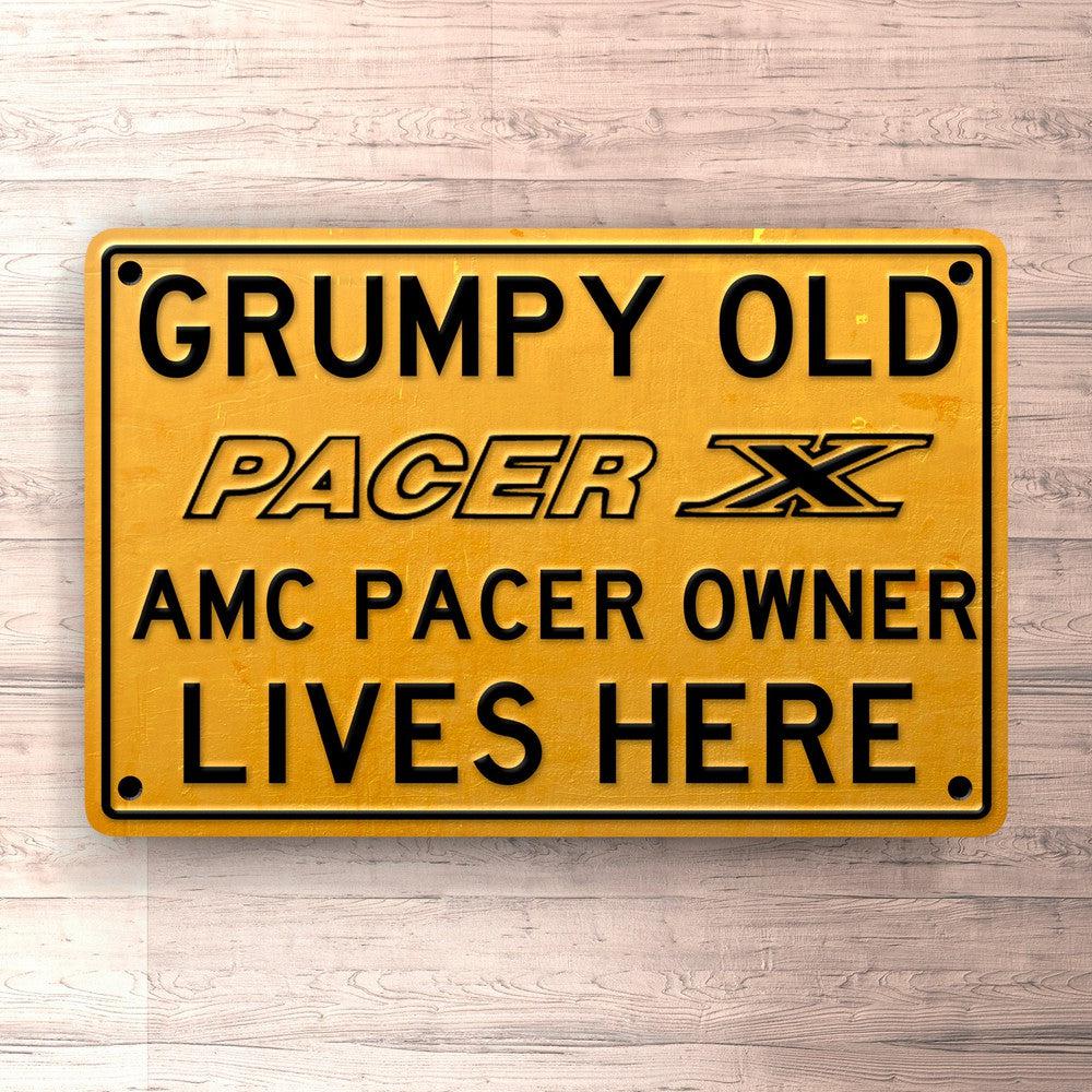 Amc Pacer X Grumpy Old Amc Pacer X Owner Lives Here Skilte, Musemåtte, Dørmåtte-Skilte-AMC-Garage Culture Shop- garage - man cave - merchandise