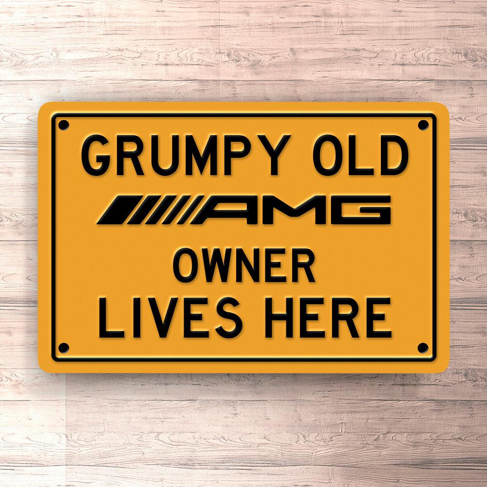 Amg Grumpy Old Mercedes Amg Owner Lives Here Skilte, Musemåtte, Dørmåtte-Skilte-AMG-Garage Culture Shop- garage - man cave - merchandise
