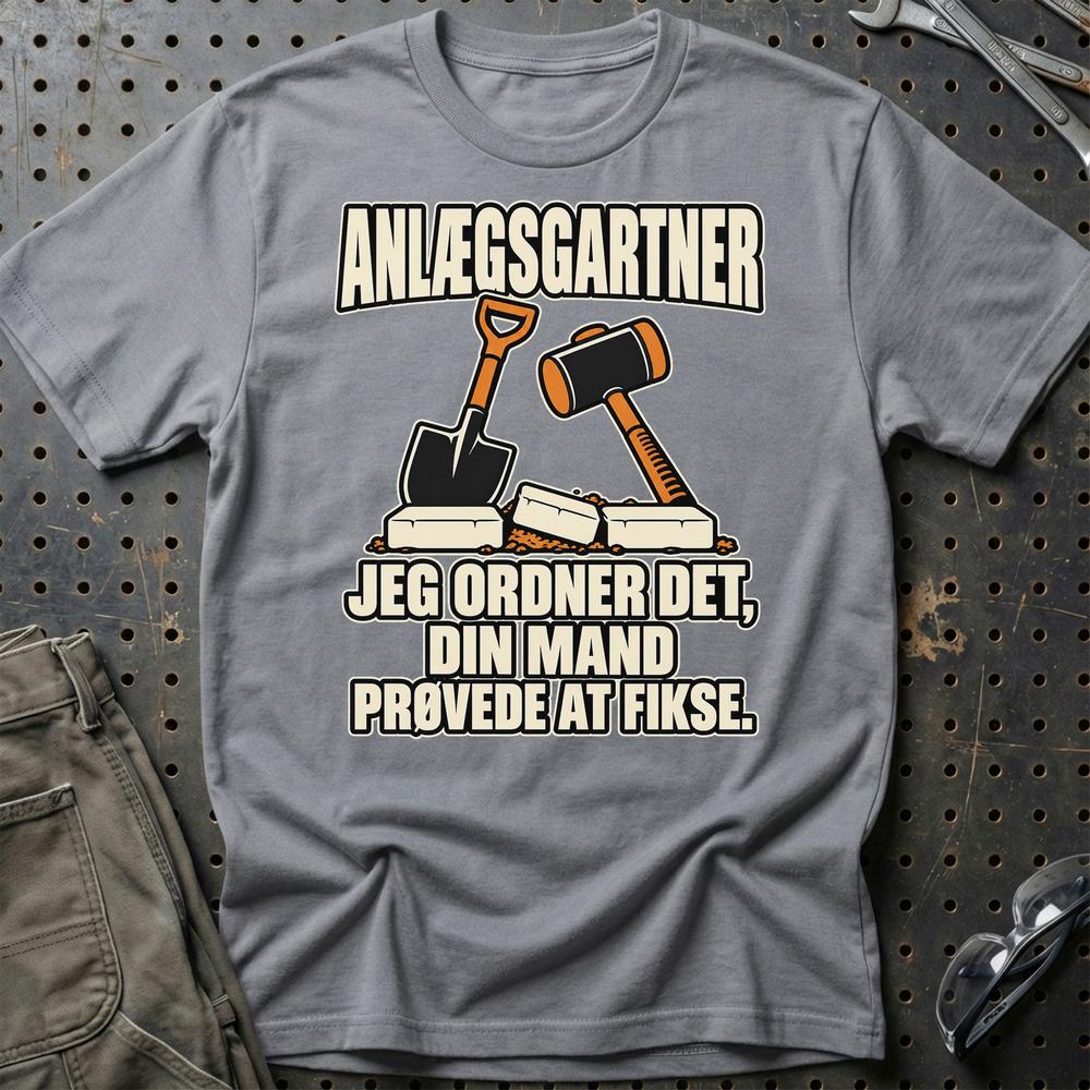 
Produktbillede af Anlægsgartner – Jeg Ordner Det, Din Mand Prøvede At Fikse T-Shirt