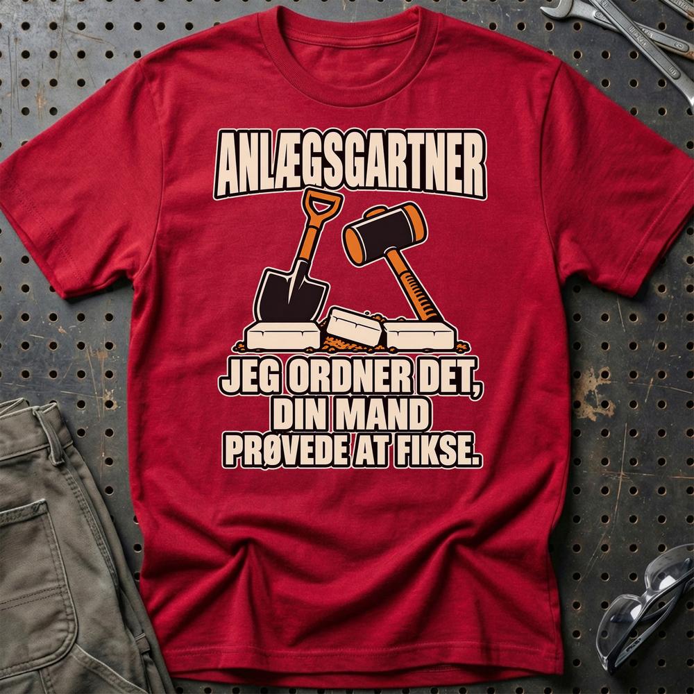 
Produktbillede af Anlægsgartner – Jeg Ordner Det, Din Mand Prøvede At Fikse T-Shirt