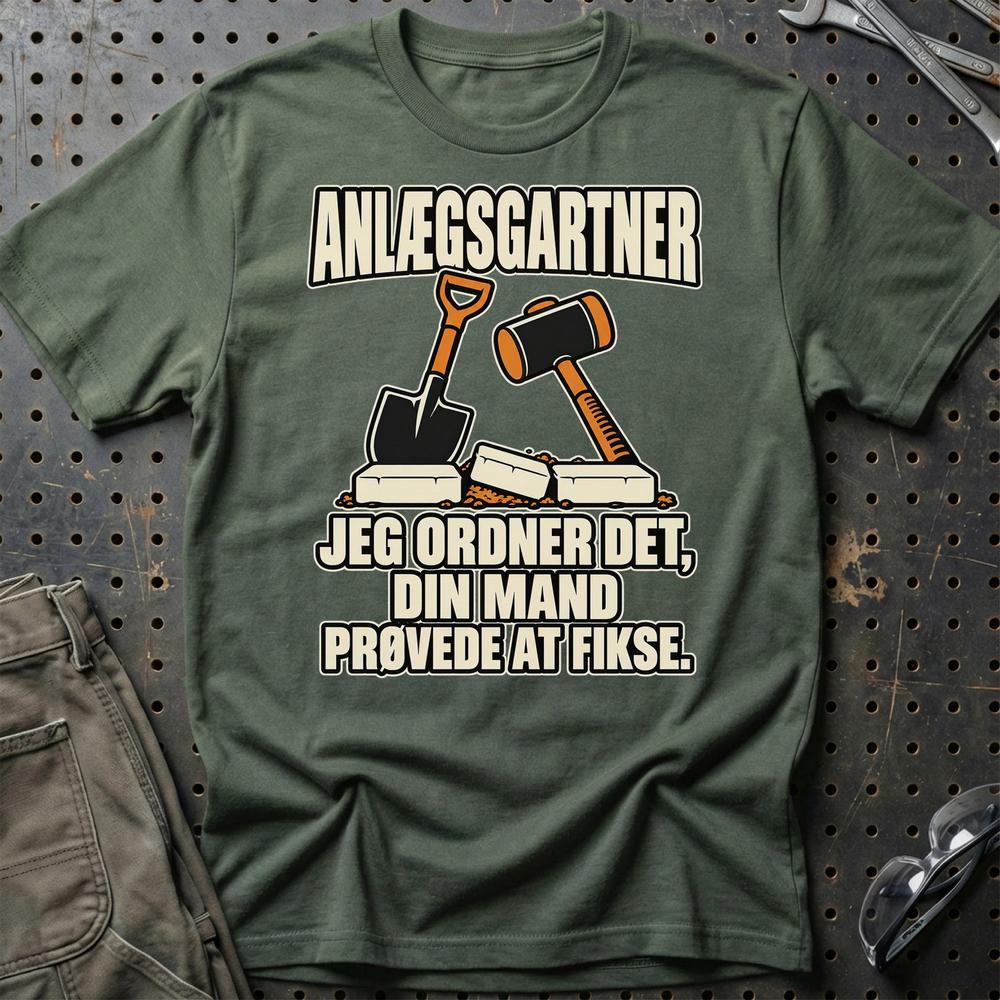 
Produktbillede af Anlægsgartner – Jeg Ordner Det, Din Mand Prøvede At Fikse T-Shirt