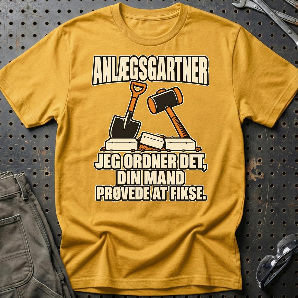 
Produktbillede af Anlægsgartner – Jeg Ordner Det, Din Mand Prøvede At Fikse T-Shirt