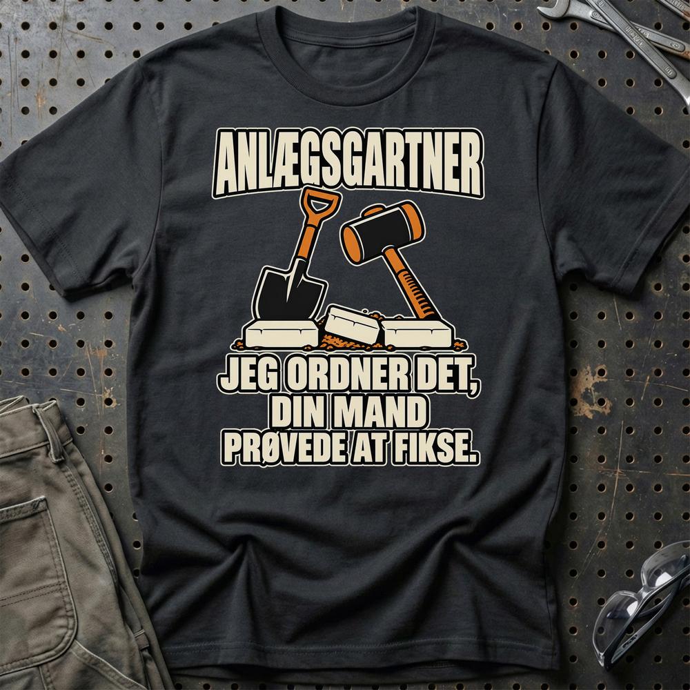 
Produktbillede af Anlægsgartner – Jeg Ordner Det, Din Mand Prøvede At Fikse T-Shirt